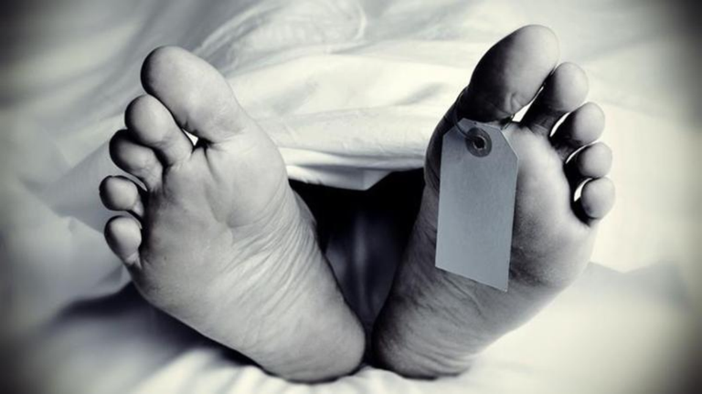 ग्रेटर नोएडा का दर्दनाक मामला: पति-पत्नी संग तीन मासूम बच्चों की लाशें बिस्तर पर मिलीं 