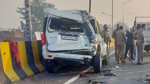 वाराणसी: ओवरब्रिज पर सेल्फी लेते समय ट्रक की टक्कर, 4 की मौत, 4 घायल