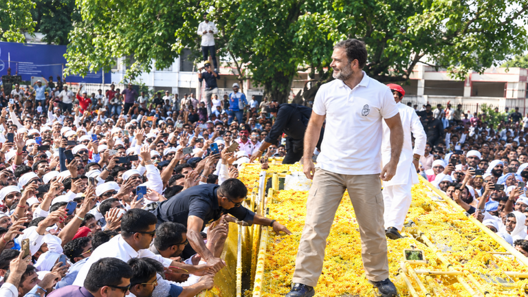 INDIA ब्लॉक का हंगामा: राहुल-प्रियंका आकाशवाणी में बैठे, CEC पर ‘वोट चोर’ का आरोप  
