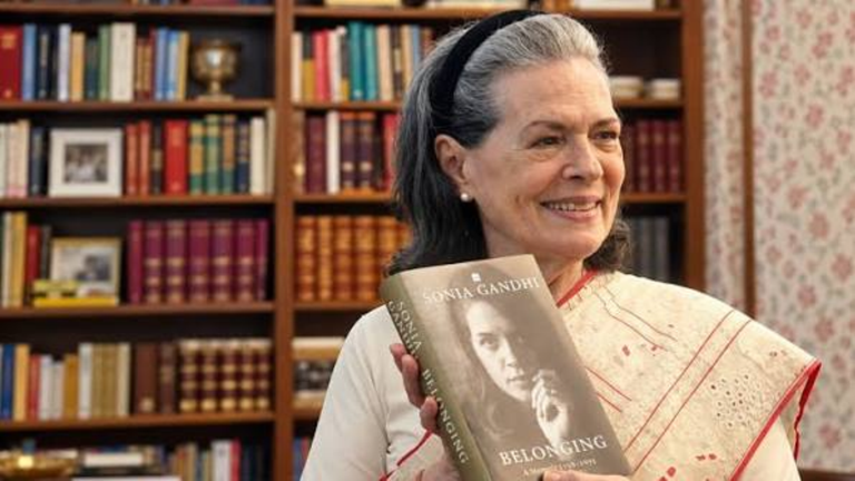 सोनिया गांधी ने खोला इंस्टाग्राम अकाउंट, बेटी प्रियंका के साथ मिठाई बांटी और किताब दिखाई