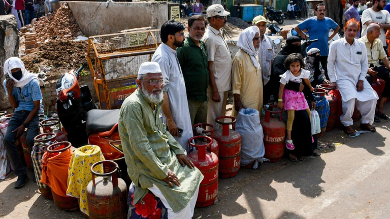 पाकिस्तान में LPG संकट, 12 किलो सिलेंडर अब 7000 रुपये  