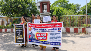 मुख्यमंत्री दो रिजाइन’ के नारे के साथ पटना में शिक्षक-कर्मचारी सड़क पर, 50 से ज़्यादा गिरफ्तार