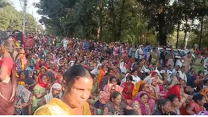 भोपाल में महिलाओं का गुस्सा फूटा: शिवराज के घर के बाहर घंटों बैठी रहीं रसोइया बहनें