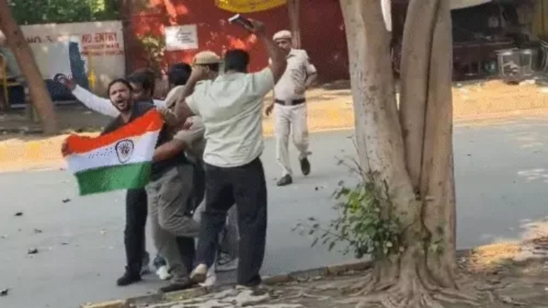 प्रदर्शन बैन के बावजूद जंतर-मंतर में घुसपैठ, CJP के आशुतोष रांका और सौरव दास फिर हिरासत में