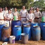 भोपाल में बड़ी कार्रवाई: नीले ड्रमों में भरी अवैध शराब बहाई, सप्लायर गिरफ्तार