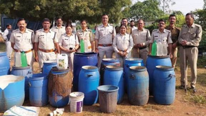 भोपाल में बड़ी कार्रवाई: नीले ड्रमों में भरी अवैध शराब बहाई, सप्लायर गिरफ्तार