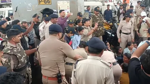 भोपाल: करवा चौथ पर सड़क पर लेटकर प्रदर्शन, पुलिस ने महिला अभ्यर्थियों को घसीटा