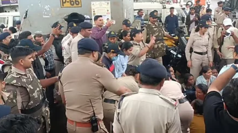 भोपाल: करवा चौथ पर सड़क पर लेटकर प्रदर्शन, पुलिस ने महिला अभ्यर्थियों को घसीटा