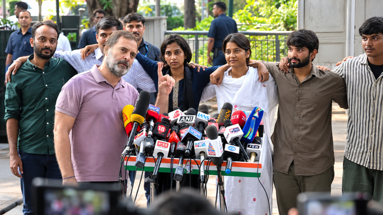राहुल के साथ आईं छात्राएं, पुलिस पर फूटा गुस्सा: प्राइवेट पार्ट पर लात, गला दबाया