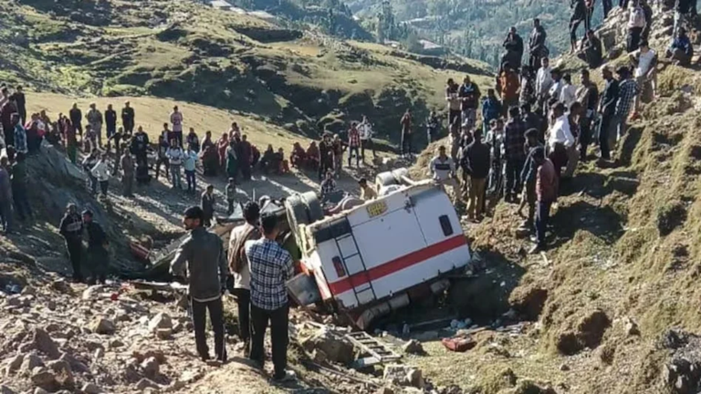 ऊधमपुर में यात्री बस खाई में गिरी, एक महिला और बच्ची की मौत, 16 घायल