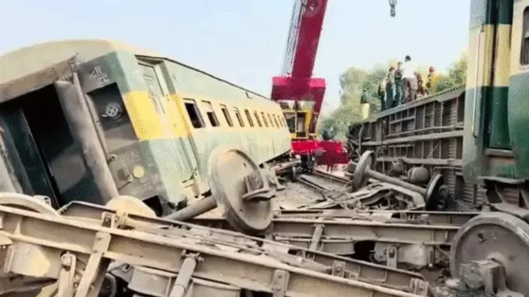 पाकिस्तान में बड़ा रेल हादसा: रहमान बाबा एक्सप्रेस के 14 डिब्बे पटरी से उतरे, 6 की मौत